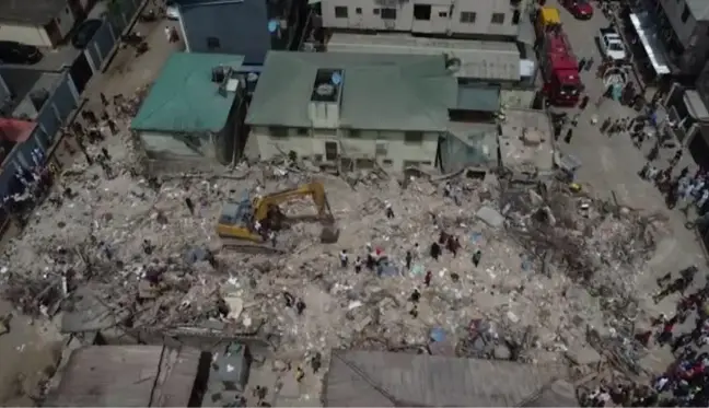 (DRONE) Nijerya'da 3 katlı bina çöktü: 8 ölü