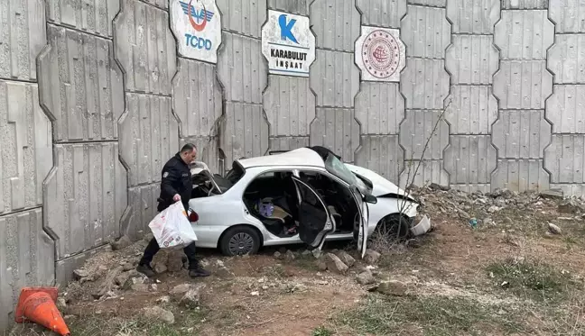 Son dakika haber | SİVAS'TA OTOMOBİL ÜST GEÇİT DUVARINA ÇARPTI 1 ÖLÜ, 5 YARALI - 2 YENİDEN