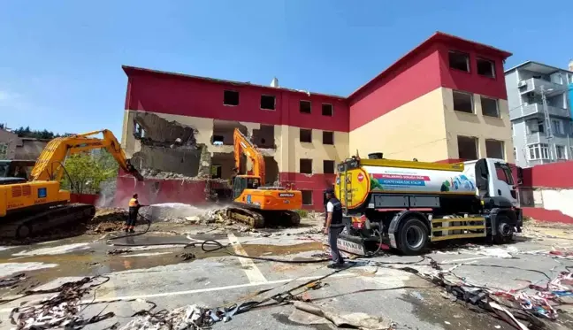 Bağımlıların mekanı haline gelen okulun yıkımına başlandı