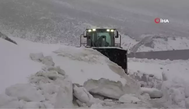 Bitlis'teki kar yağışı Nemrut yolunun açılmasına engel oldu