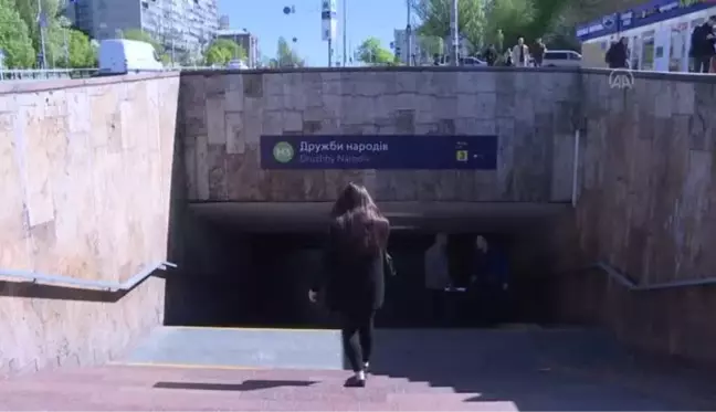 Rus saldırılarında sığınak olarak kullanılan Kiev'deki metrolarda ulaşım yeniden faaliyette