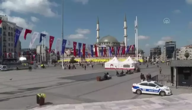 Taksim Meydanı'nda yaya ve sürücülere 