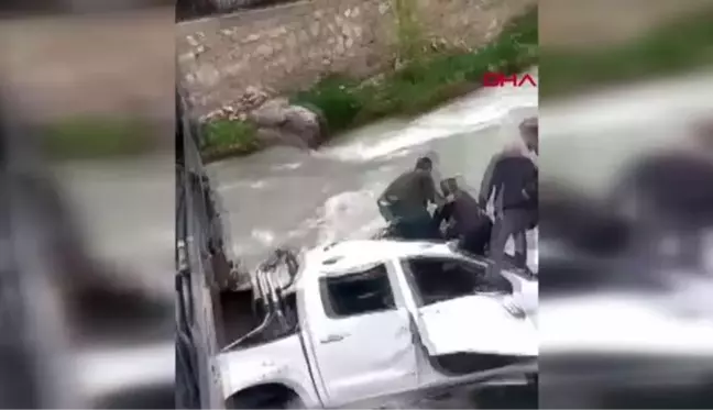 VAN'DA KAMYONET DEREYE UÇTU: 2 ÖLÜ, 3 YARALI