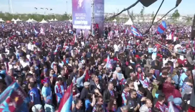 Trabzonspor Taraftarları, İstanbul'daki Şampiyonluk Kutlaması İçin Yenikapı Miting Alanını Doldurmaya Başladı