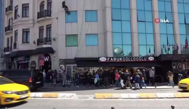 (İSTANBUL - ÖZEL)Taksim'de yürekleri ağza getiren otel temizliği kamerada