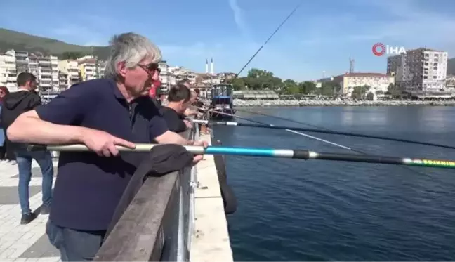 Gemlik'te müsilaj sona erdi, oltacılar deniz kenarına akın etti