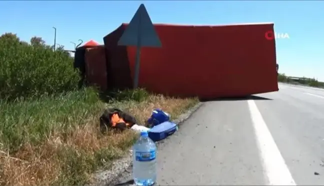 Kamyonun çarpmasıyla hurda yığınına dönen otomobilden sağ kurtuldu