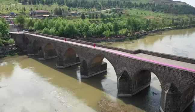 Diyarbakır'ın Tarihi Mekanlarında Ünlü Mankenlerle Defile