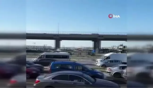 Su borusu patladı, yollar göle döndü