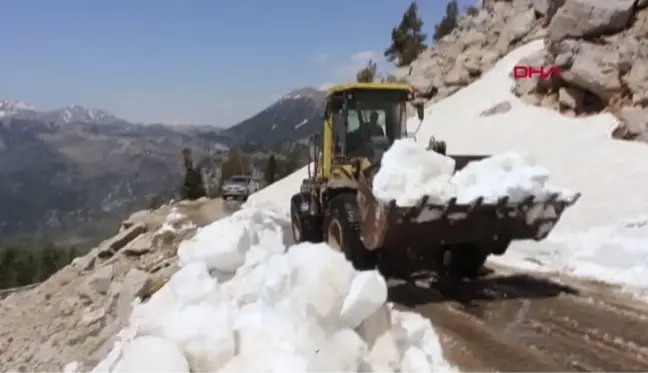 GAZİPAŞA'DA KARLA KAPLI YAYLA YOLLARI AÇILIYOR