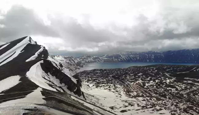 Nemrut Krater Gölü'nde iki mevsim bir arada