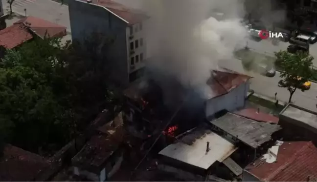 Madde bağımlıları tarafından yakıldığı düşünülen ahşap bina, alev alev yandı