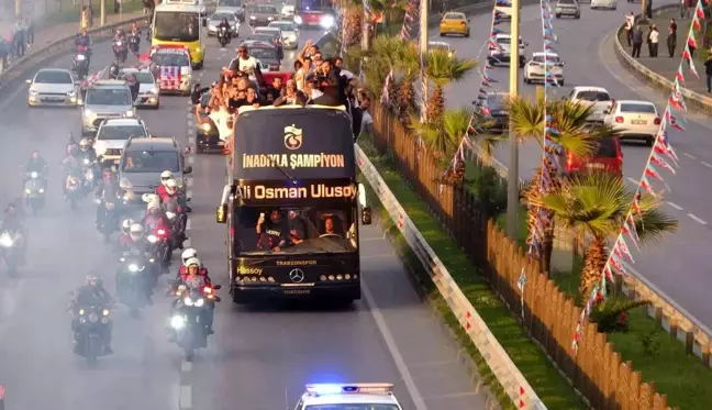 Trabzonspor kafilesi şampiyonluk kutlamaları için üstü açık otobüsle stada gitti