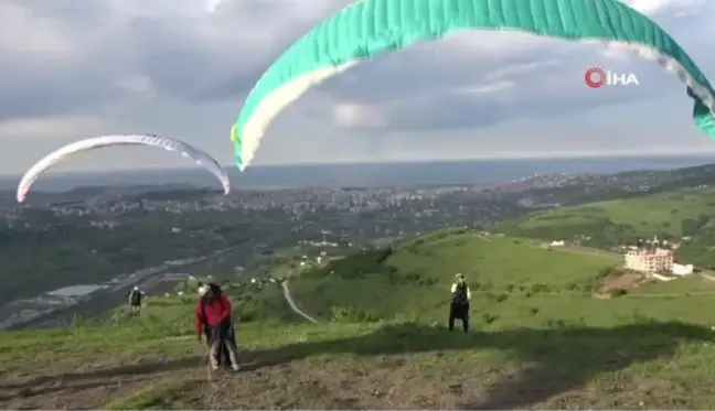 Paraşütçüler gökyüzünü Türk bayraklarıyla süsledi