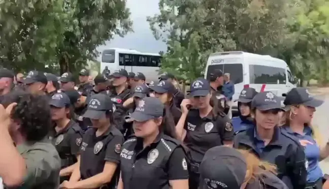 Tkp'li Gençler İncirlik Üssü Yakınında NATO'yu Protesto Etti