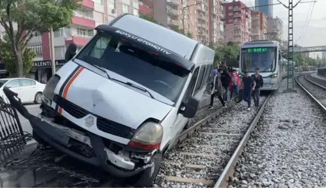 Alkollü olduğu öne sürülen sürücünün kullandığı araç tramvay yoluna girdi