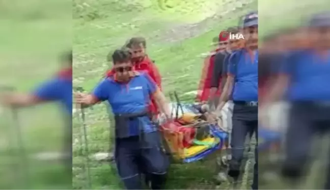 Hakkari'de pancar toplamaya giderken ayağı kırılan kadın böyle kurtarıldı