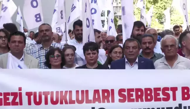 İzmir'de Mimar ve Mühendislerden 'Gezi Davası' Protestosu