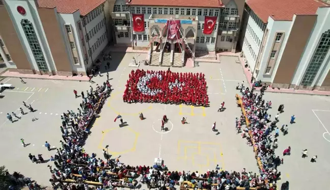 500 ortaokul öğrencisi bedenleriyle Türk bayrağı oluşturdu