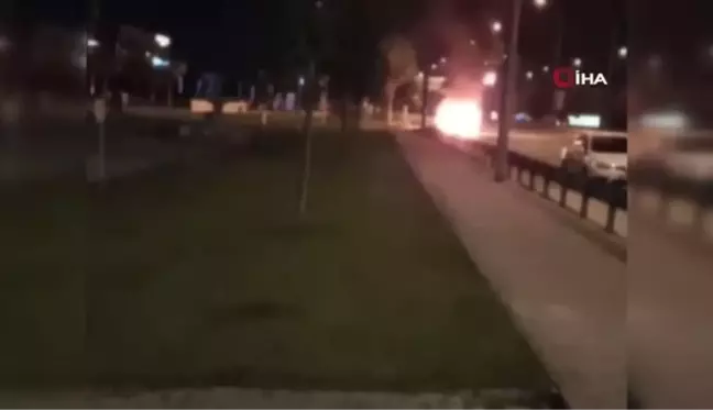 Sahibinin gözü önünde aracı alev alev yandı
