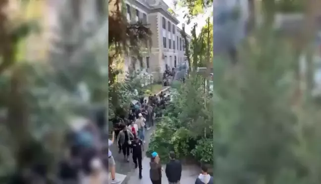 Boğaziçi Üniversitesi'ndeki Onur Yürüyüşü'ne Polis Müdahale Etti, Çok Sayıda Öğrenci Gözaltına Alındı