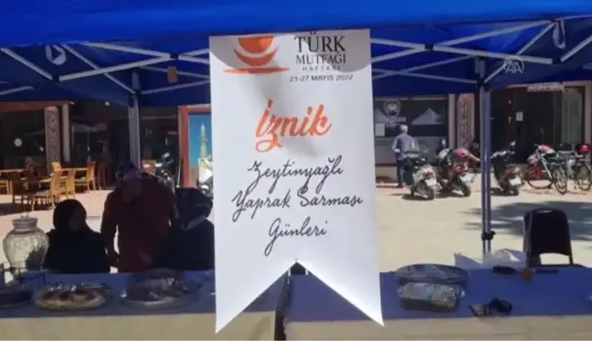 Yerli ve yabancı turistler zeytinyağlı yaprak sarmasının tadına baktı