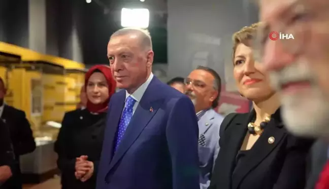 Cumhurbaşkanı Erdoğan, Türk Müziği Tarihi Sergisi'nde eşyaları bulunan sanatçı aileleriyle sohbet etti