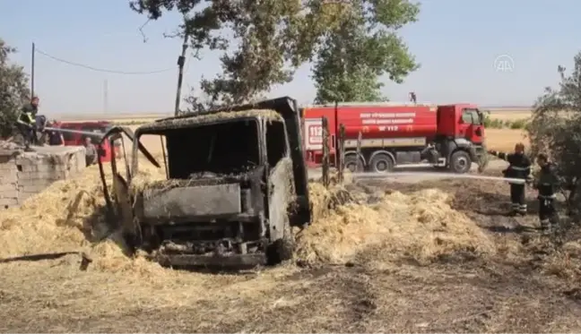 Alev alan saman yüklü kamyon kullanılamaz hale geldi