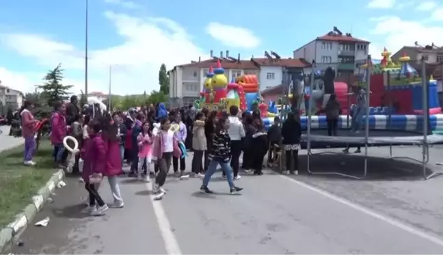 Düzenlenen şenlikte çocuklar gönüllerince eğlendi