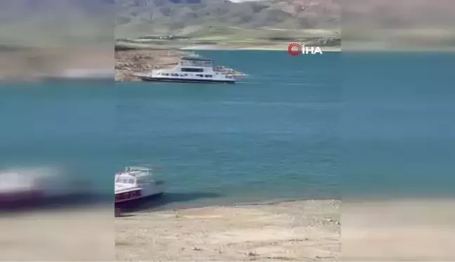 Pertek'te fırtına feribotu sürükledi