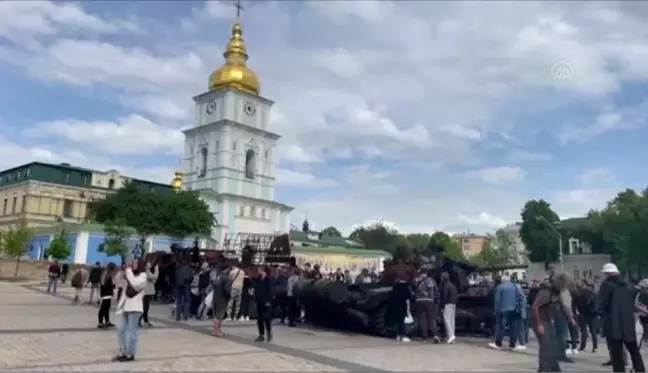 Ukrayna'da vurulan Rus tankları ve askeri malzemeler kent meydanında sergileniyor