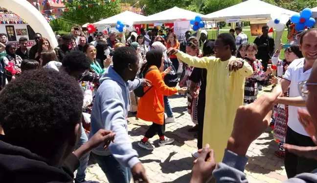 Afrikalı öğrenciler 'Tokat sarması' oynadı