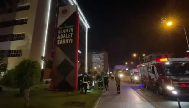 Alanya'da adliye tabelasına çarpan aracın sürücüsü yaralandı