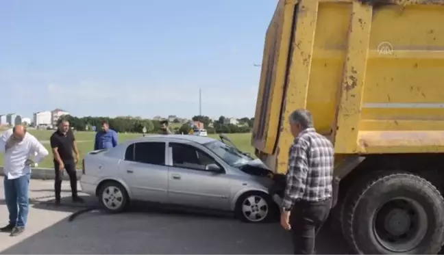 Kamyona arkadan çarpan otomobilin sürücüsü yaralandı