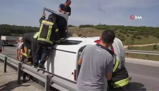 Kontrolden çıkan otomobil yan döndü... Vatandaşlar, sıkışan sürücü için seferber oldu