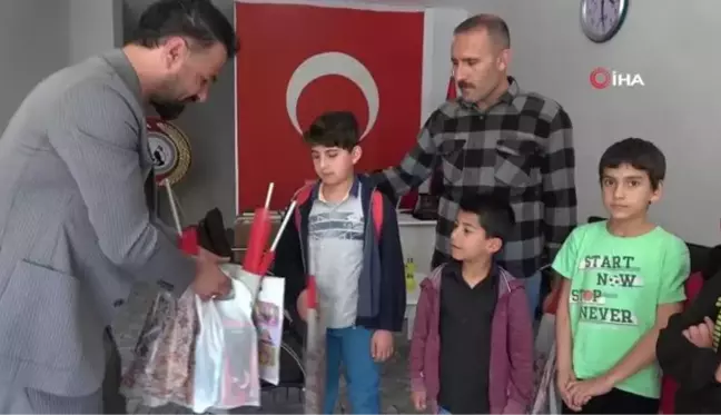Polis ekipleri, öğrencilerin gazi ve şehit yakınlarıyla tanışma isteğini yerine getirdi