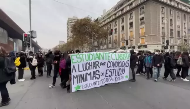 Şili'de öğrenciler protesto düzenledi