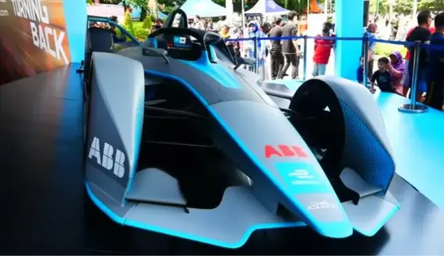 Formula E araçlarının kopyaları yarışma öncesi Cakarta'da sergilendi