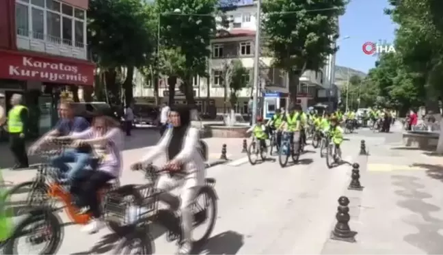 Onlarca bisikletli iklim değişikliğinde dikkat çekmek için pedal çevirdi
