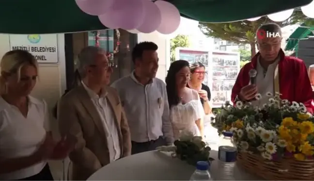 Annelerinin tezgah açtığı pazarda nikah kıydırdılar