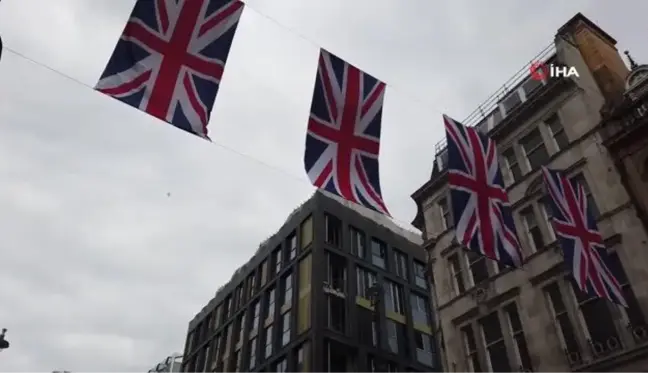 Kraliçe Elizabeth'in tahttaki 70'inci yıldönümü için Londra sokakları bayraklarla donatıldı