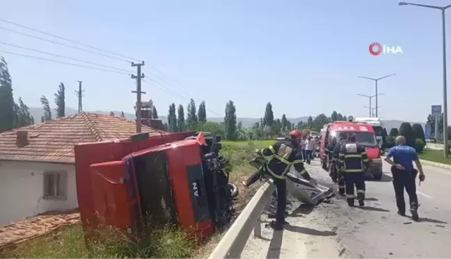 Sürücüsünün hakimiyetini kaybettiği kamyon bariyerlere çarparak bir evin bahçesine devrildi