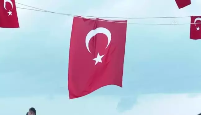 Adalet Bakanı Bozdağ şehit ailesine taziye ziyaretinde bulundu