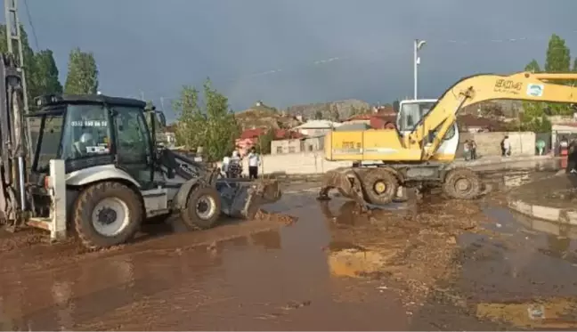 DOĞUBAYAZIT'TA SEL SULARINA KAPILAN ÇOCUK HAYATINI KAYBETTİ