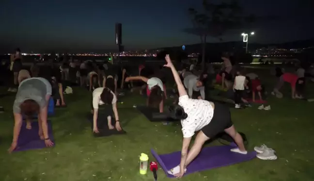 İzmir'de Kadınlardan 'Yoga Yasağı' Protestosu