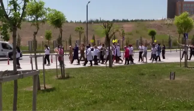 Sağlık çalışanları, tütün kullanımının zararlarına dikkati çekmek için yürüdü