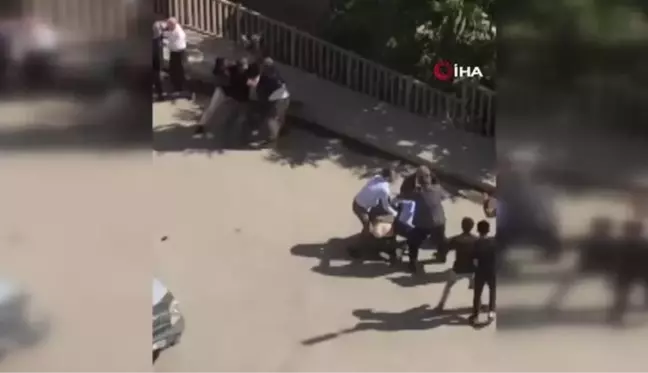 İki grubun sopalı kavgası kamerada: Özel harekat polisi havaya ateş açarak tarafları ayırdı