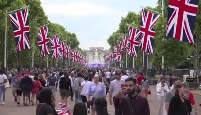 İngiltere Kraliçesi 2. Elizabeth'in tahta çıkışının 70. yılı kutlanıyor (3)