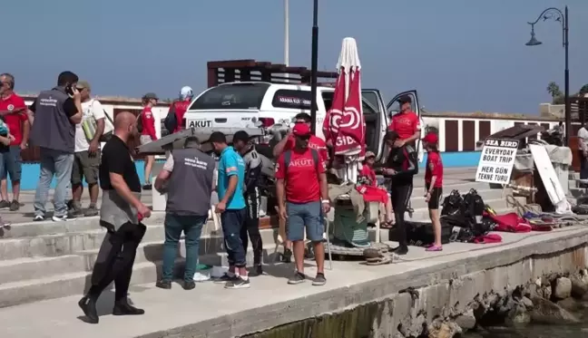 Kuşadası'nda Dalgıçlar Denizden 5 Metrelik Batık Tekne Çıkardı