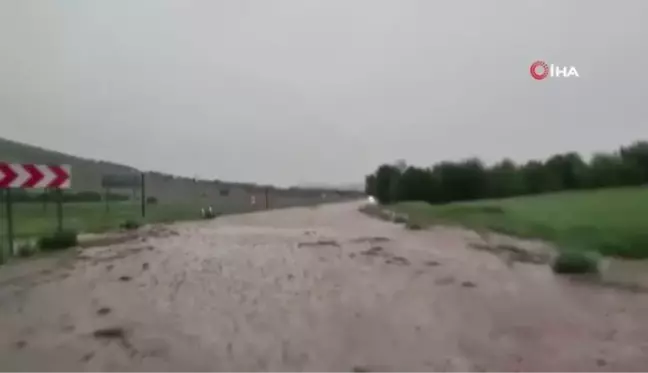 Şuhut'ta karayolu adeta göle döndü
